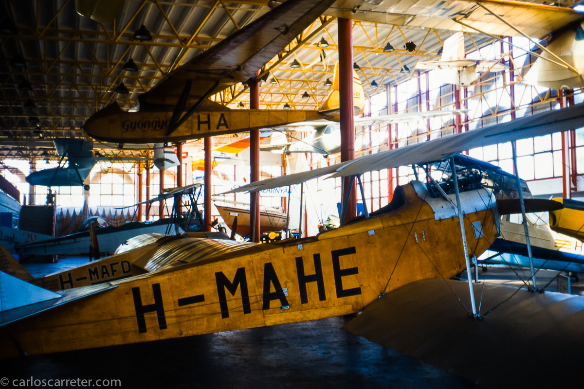 Dedicaremos las fotos de hoy a la aviación. Si en el encabezamiento tenemos una vista del aeropuerto de Budapest a mi llegada en 2010, aquí tenemos el museo del transporte de la capital húngara en 1997.