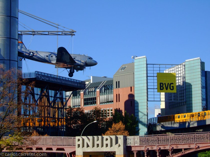 En la entrada a otro museo del transporte, en Berlín, tenemos un homenaje también a la aviación. A los aparatos y pilotos que volaron en el puente aéreo durante el bloqueo soviético a la actual capital alemana en 1948.