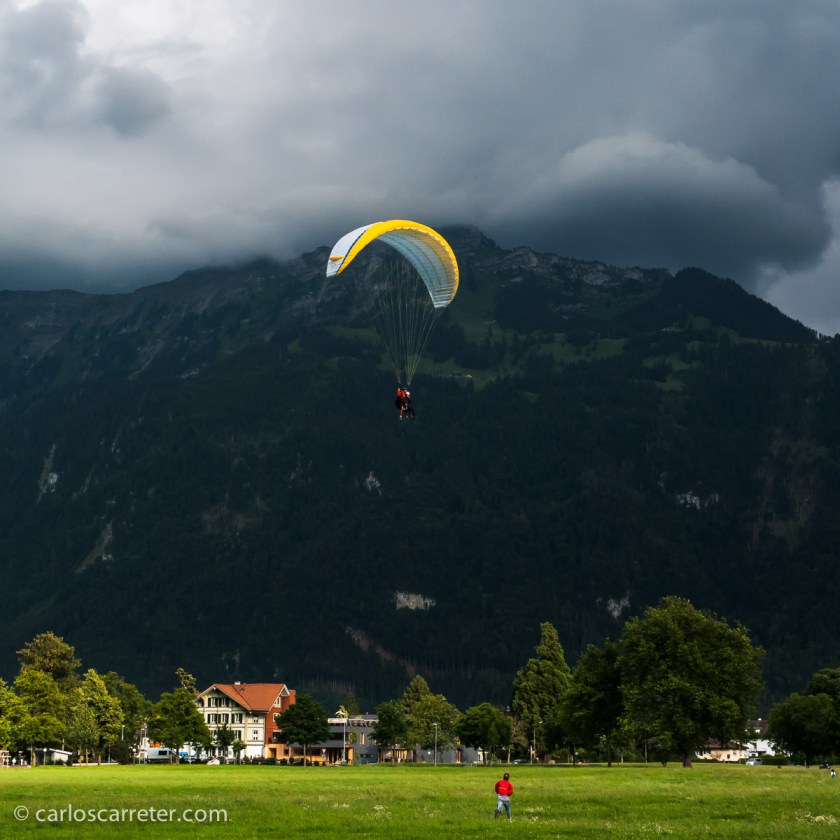 O en el llano rodeado de gigantes alpinos de Interlaken.
