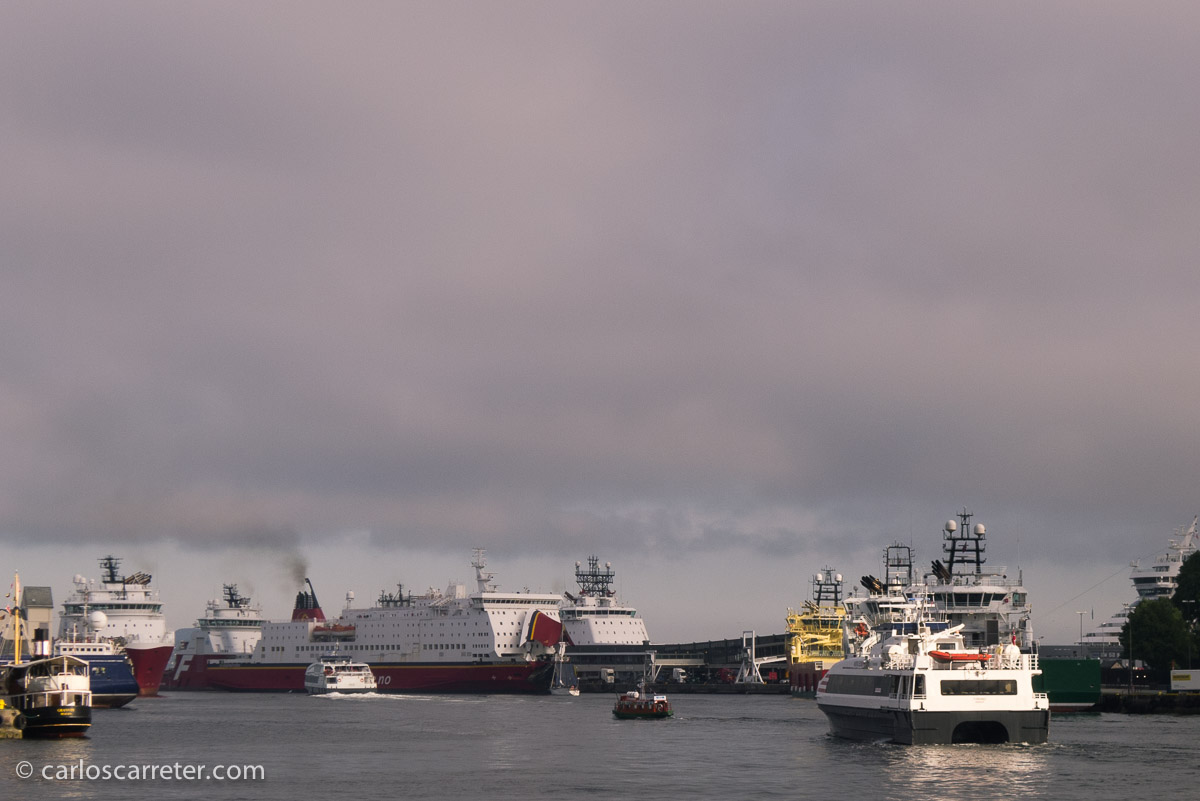 O el puerto de Bergen, de donde parte el expreso litoral que recorre la costa noruega, y que aparece mencionado varias veces en las novelas.