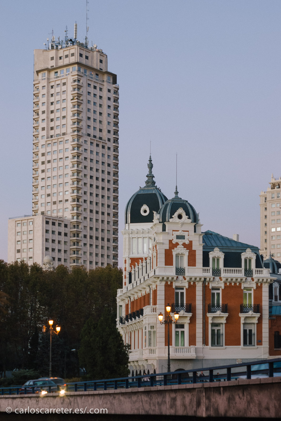 Se desarrolla la mayor parte del tiempo en Madrid... un Madrid muy tranquilo y recogido.
