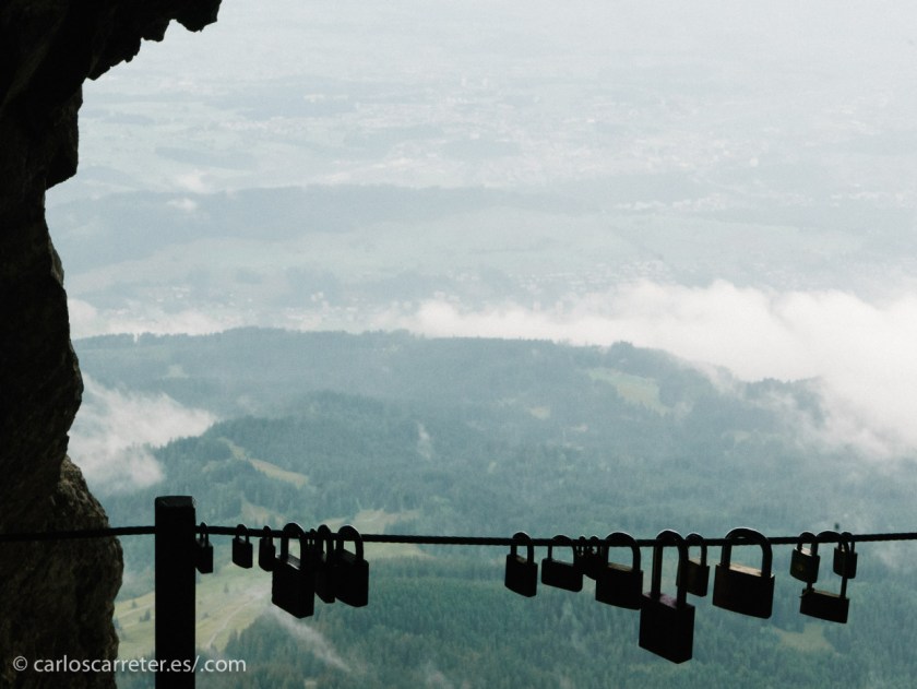 Paisajes alpinos para acompañar una serie que se desarrolla en los Alpes. Bien es cierto que en los franceses, y aquí tenemos los suizos, en el encabezado (Zermatt) o en esta foto del mone Pilatus sobre Lucerna.