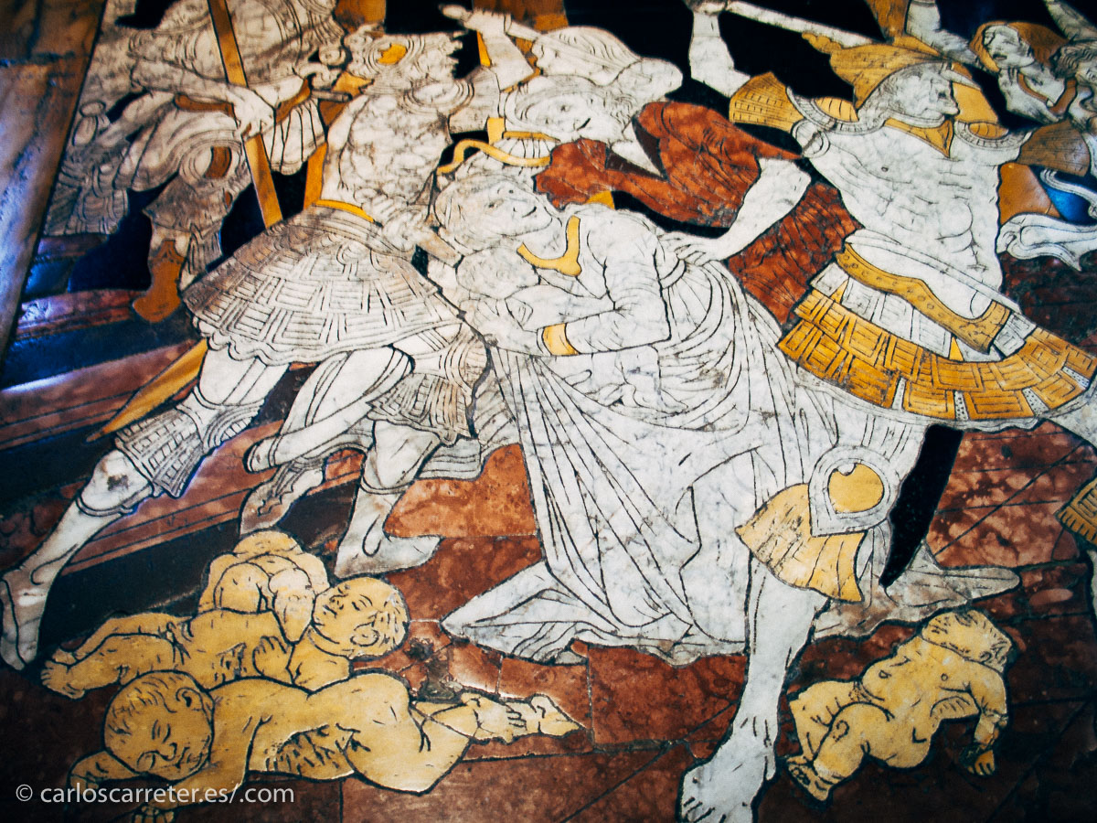 Escena de la matanza de los inocentes en el piso de la magnífica catedral de Siena, Italia.