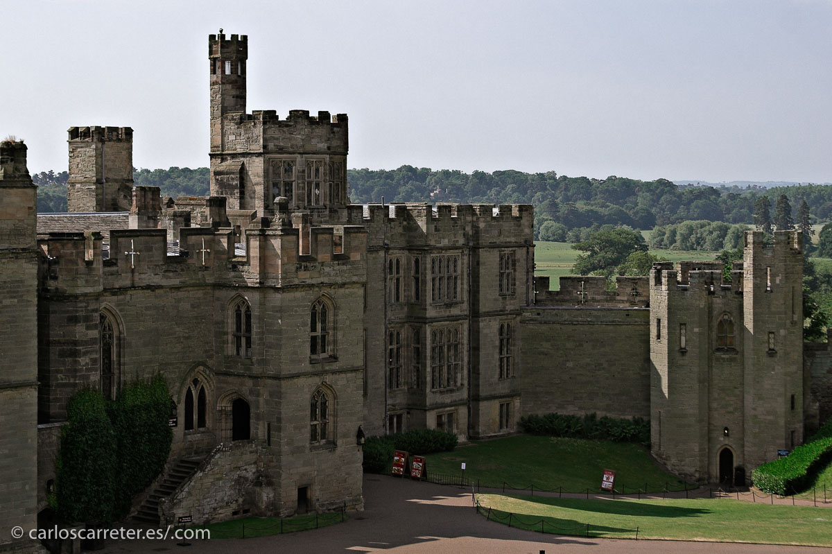 En el episodio final, el especial de Navidad de 2015, se ruedan algunas escenas en un castillo que me recordó al de Warwick.