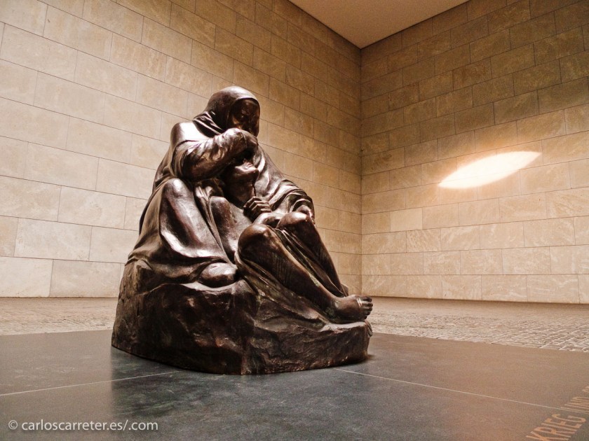 Indefectiblemente, nos iremos también a la sufrida ciudad de Berlín, que mira tú que culpa tendrá ella de estar llena de alemanes. Con los cirios que han montado en los últimos tiempos. "Madre con hijo muerto" de Kollwitz en la Neue Wache (la Nueva Guardia).