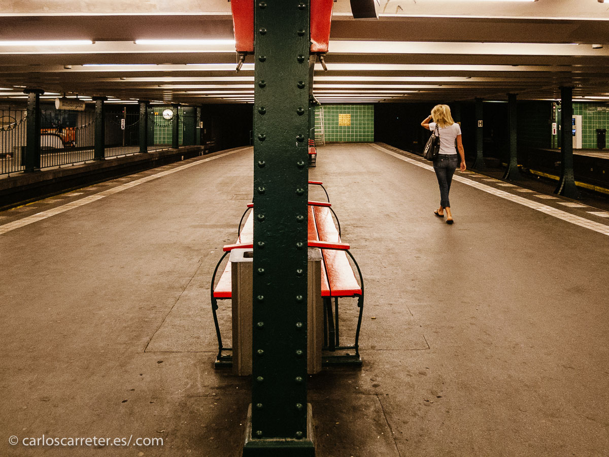 Incluido los túneles del metro, donde ha sido vista una misteriosa mujer rubia, en un momento de gran tensión.