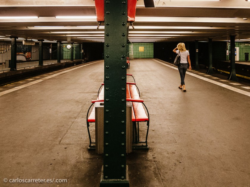 Incluido los túneles del metro, donde ha sido vista una misteriosa mujer rubia, en un momento de gran tensión.