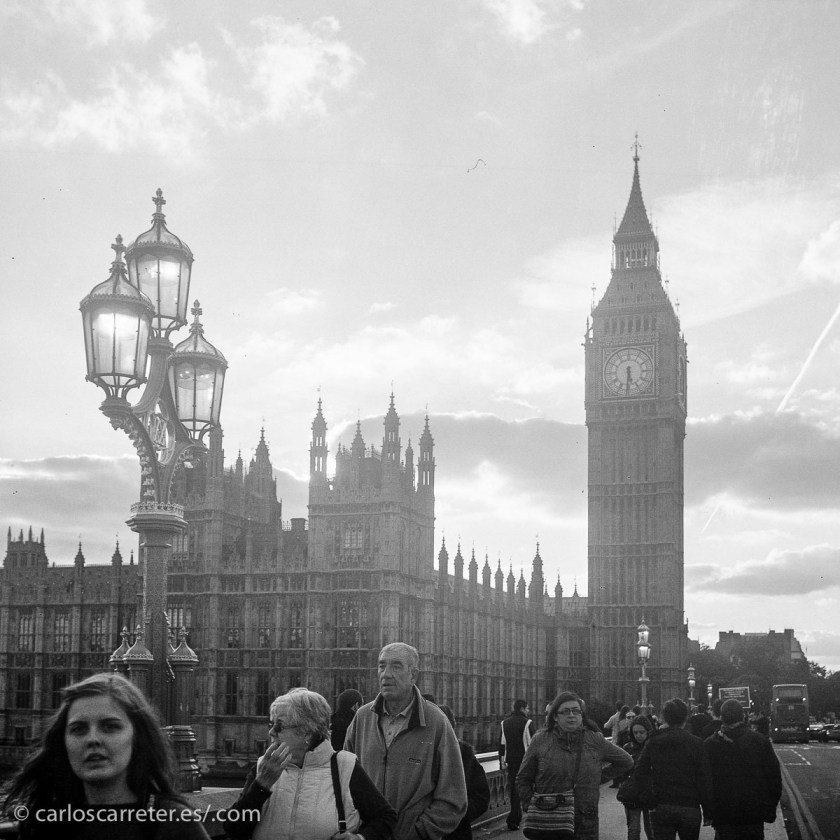 Nos vamos a Londres para ilustrar esta entrada, claro. Aunque opto por el aspecto intemporal del blanco y negro. Algunas cosas pasan en las cámaras del parlamento,... sip.