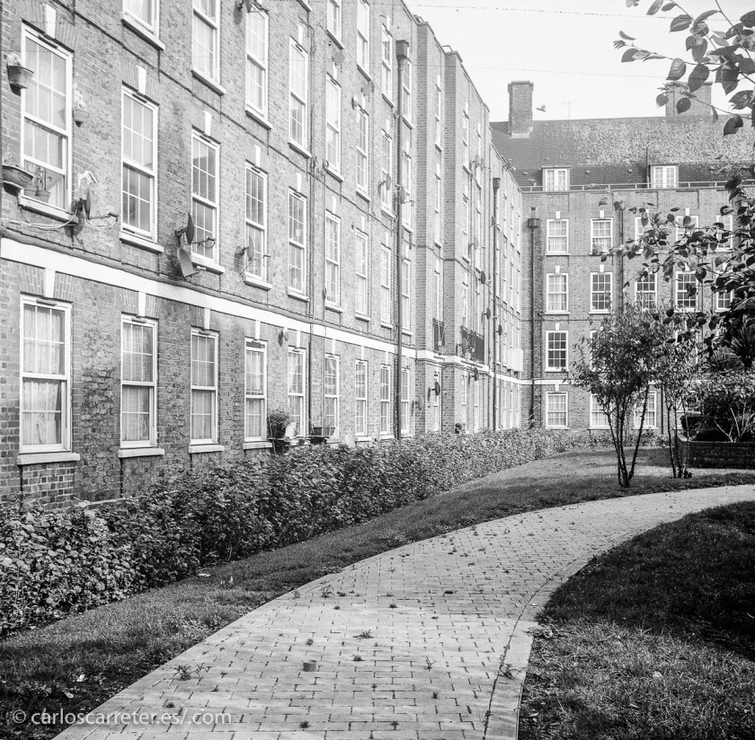 Pero el ambiente principal de la película está en el East End londinense, donde residen y trabajan algunas de las protagonistas del filme.