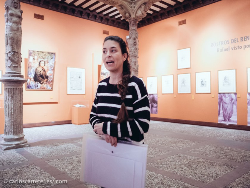 Lara, muy expresiva, explicando la historia del patio en el centro del mismo.