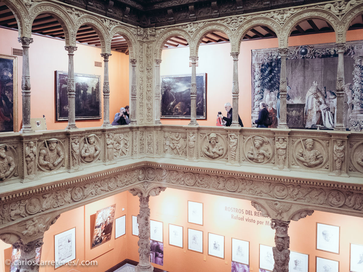 Vista general del patio desde el piso superior.