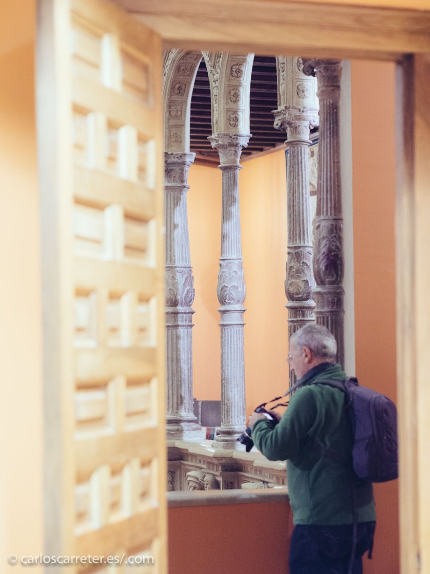 En estas visitas, los intereses se reparten. Entre los que siguen a la guía escuchando las explicaciones, haciendo alguna foto de vez en cuando, y quienes prefieren centrarse en su afición fotográfica.