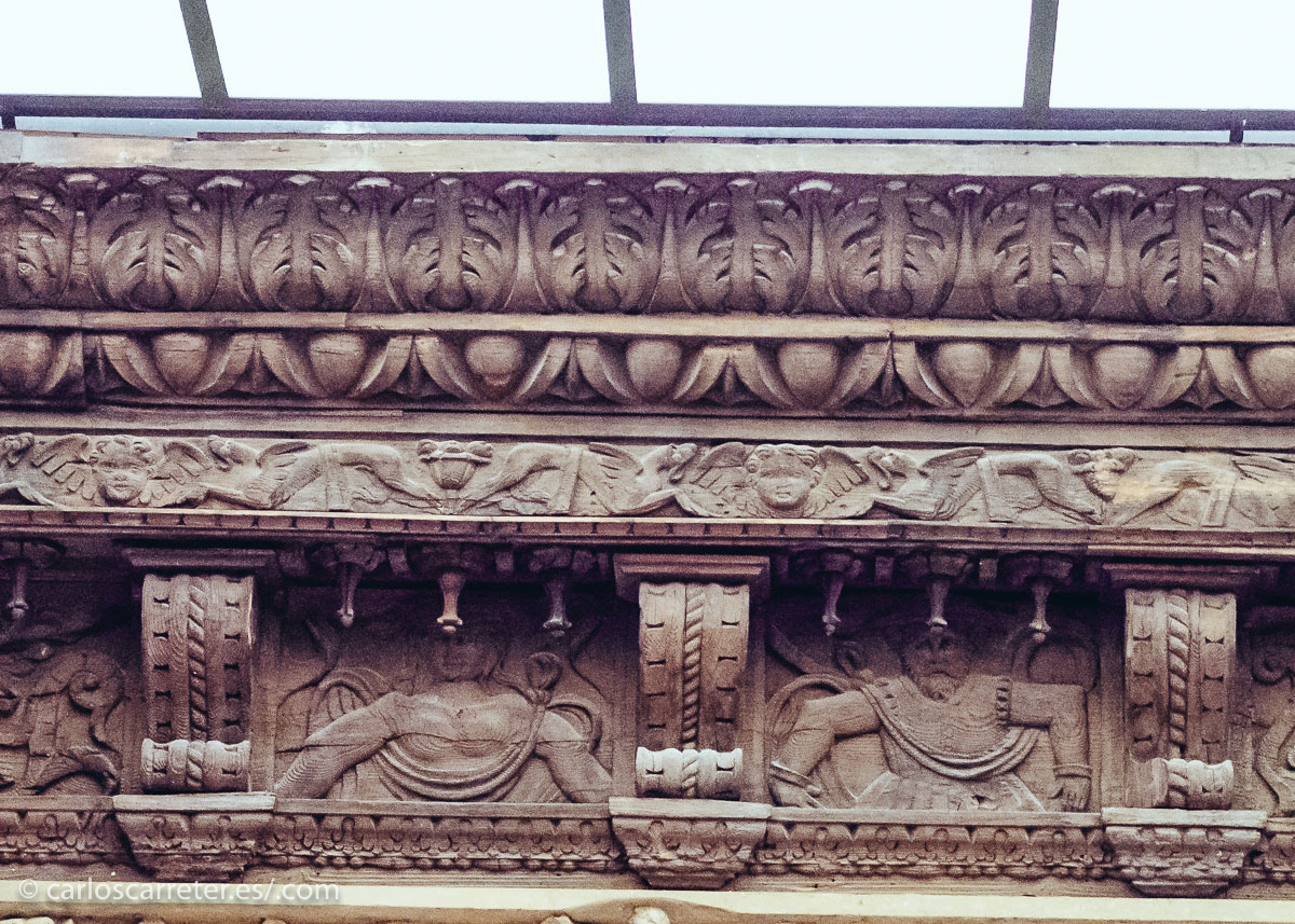 Los esposos Gabriel Zaporta y su amada esposa, Sabina Santángel, ricos burgueses de una próspera Zaragoza, se asoman desde el alero del patio a curiosear lo que pasa en la que fue su casa.