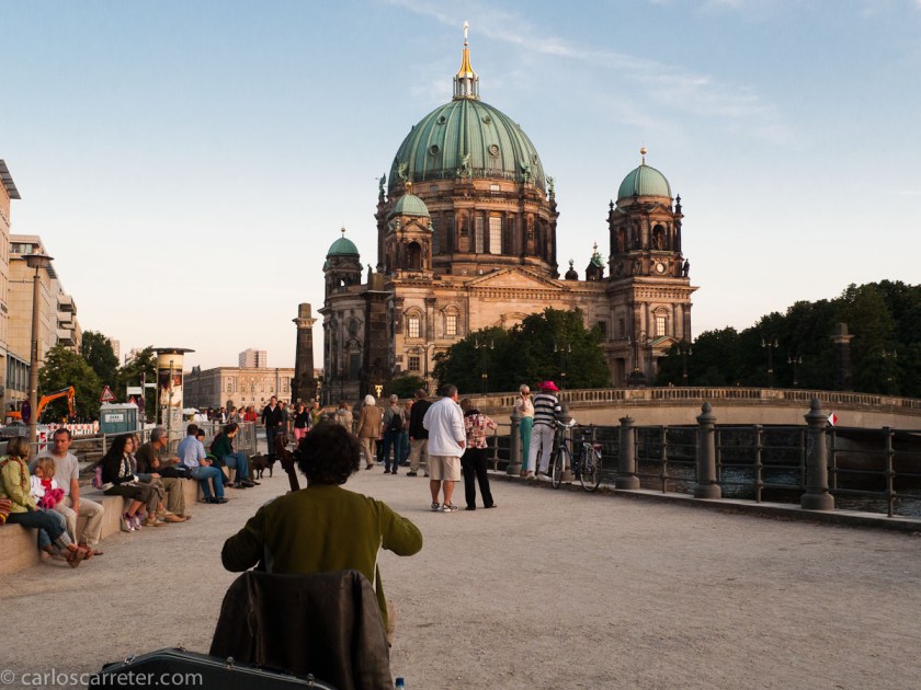 Brevemente aparece cuando un espía alemán vuelve a la capital del Reich, tras una incursión en San Francisco.
