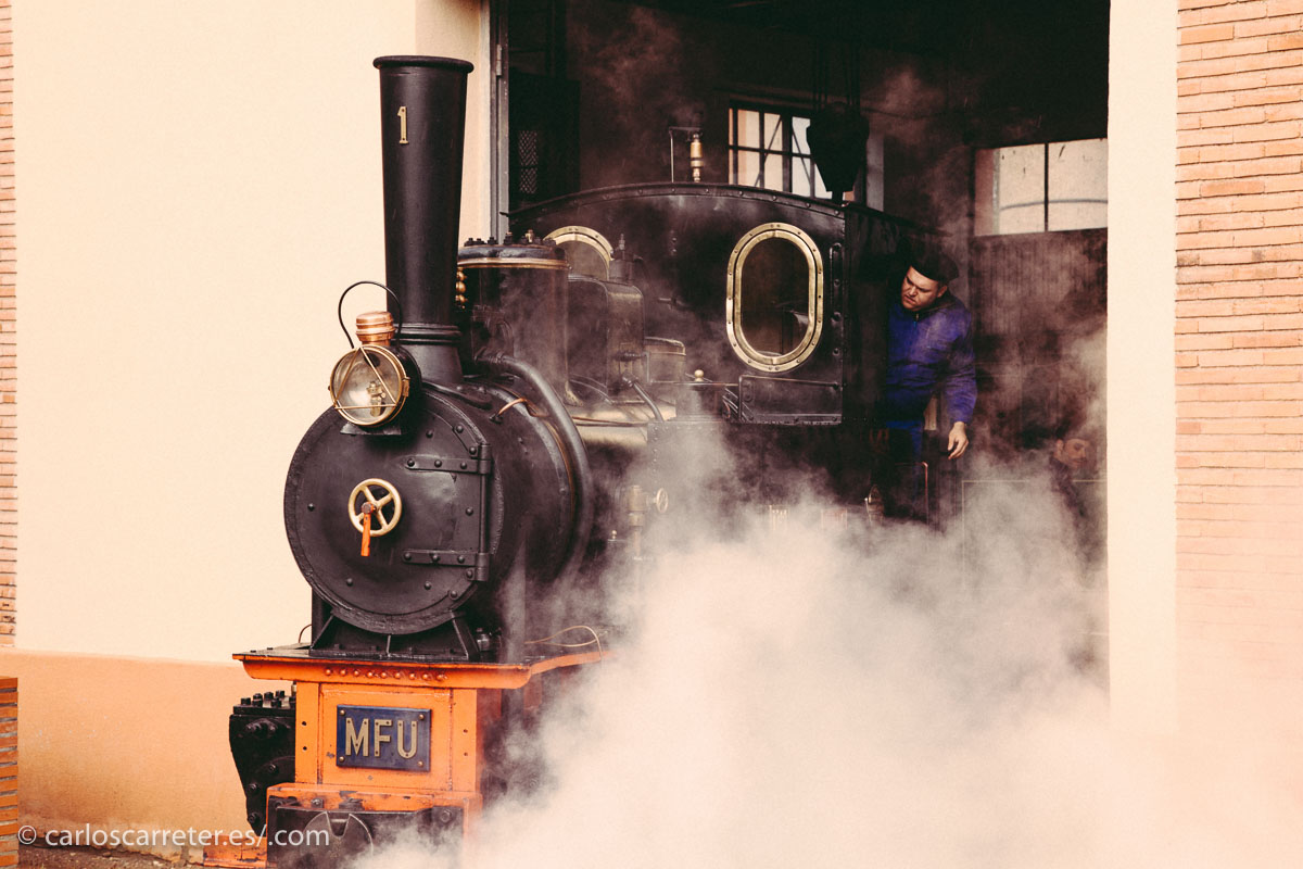 2012. Encendido de la "Hulla", locomotora de vapor del ferrocarril minero de Utrillas, España. carloscarreter.com | Tumblr | Twitter | Facebook.