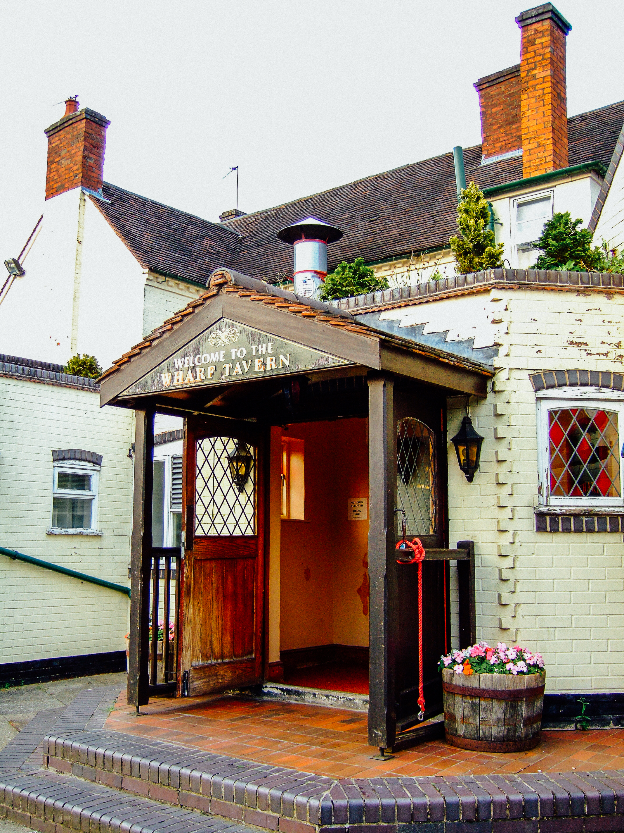 Podría ser en cualquier ciudad pequeña del país,... aunque creo que en algún momento sale algo de mar...