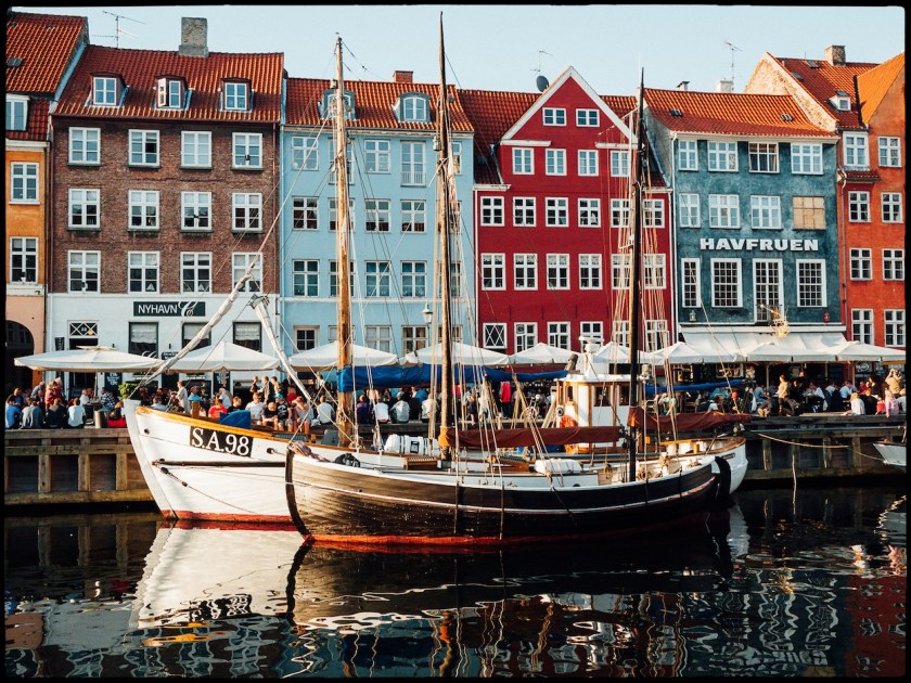La película de hoy nos lleva por distintos puntos de Europa. Desde luego el Nyhavn de Copenhague, lugar de rodaje de buena parte de los exteriores en la capital danesa.