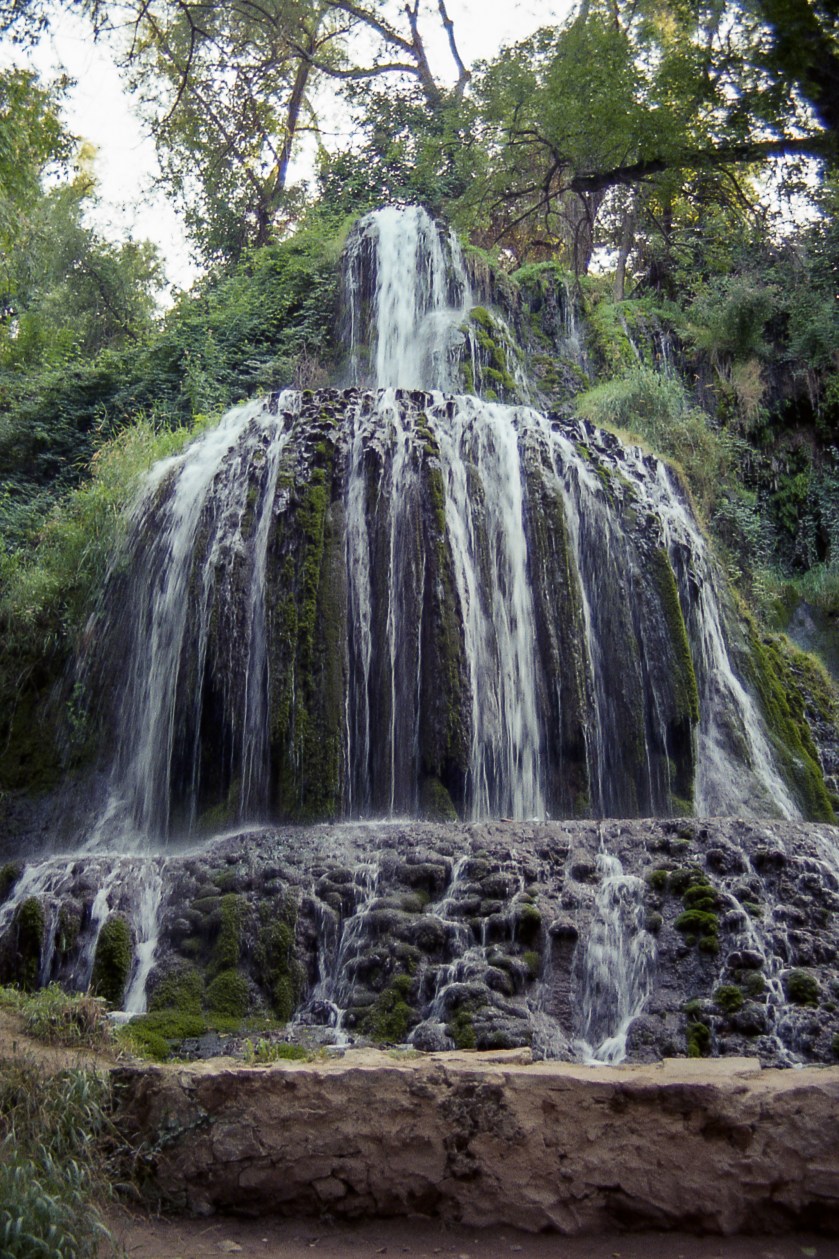 Aprovecho la ocasión para recordar que estoy comenzando una nueva ronda de fotografía de viajes en mi tumblelog (enlaces al final), empezando de nuevo desde 1989. Aquí una de las cascadas del Monasterio de Piedra.