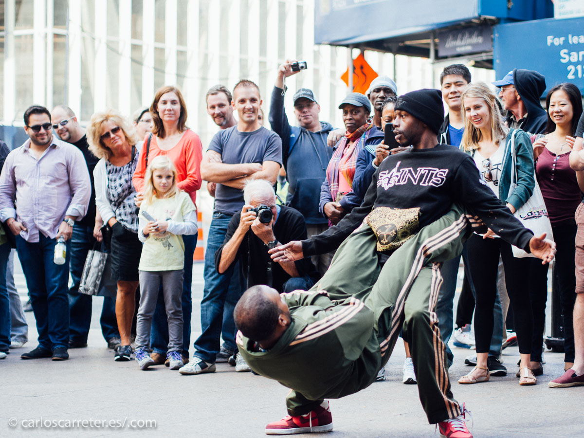 Pero no pasa nada, que en la Downtown neoyorquina todo el mundo lo pasa bien... y es un crisol de razas y culturas,... y todas esas cosas con las que se entretiene al personal mientras se hacen negocios... Ufff, últimamente estoy un poco cínico.