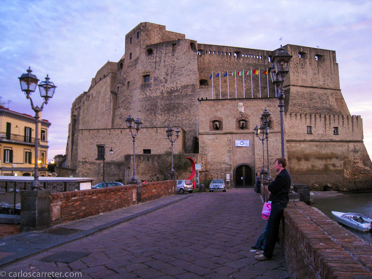 Garrone es nacido en Roma, aunque destacó por una película sobre la camorra napolitana; también el cuentista Basile sitúa la acción de sus cuentos en el reino napolitano, actualmente campania. Nápoles visitaremos por lo tanto.