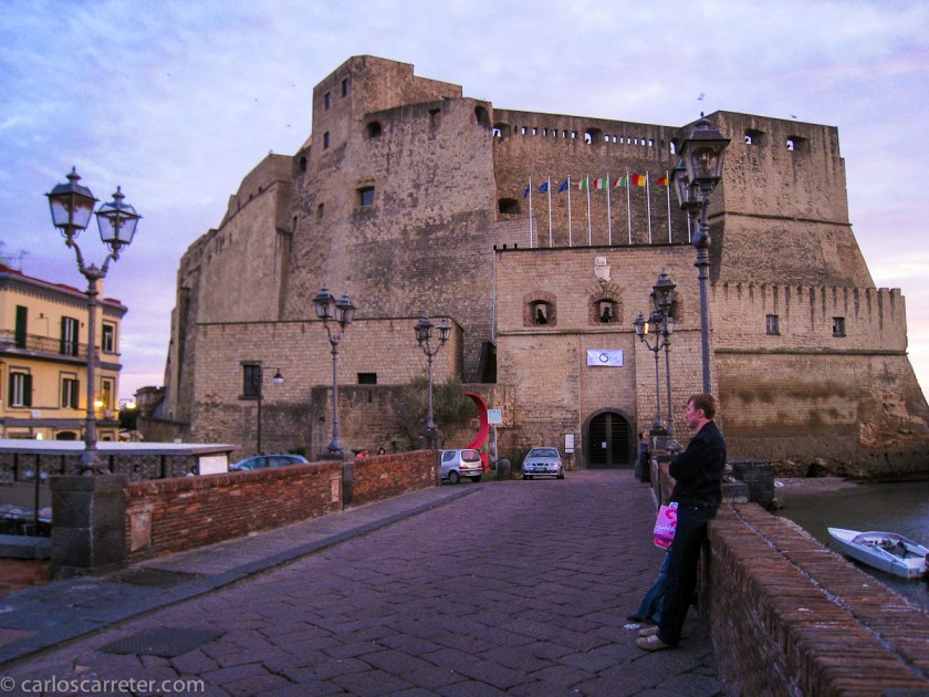 Garrone es nacido en Roma, aunque destacó por una película sobre la camorra napolitana; también el cuentista Basile sitúa la acción de sus cuentos en el reino napolitano, actualmente campania. Nápoles visitaremos por lo tanto.