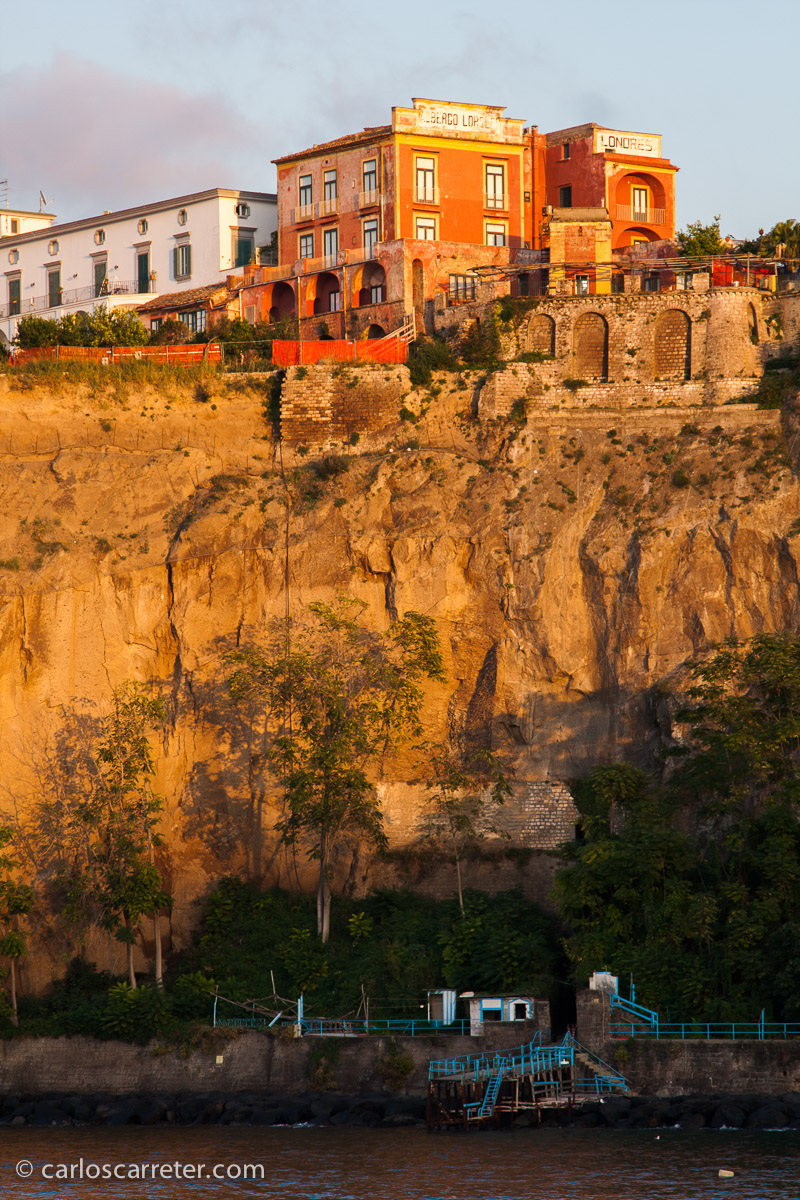 Y descansaré de este viaje imaginario al atardecer en los acantilados de la ciudad de Sorrento.