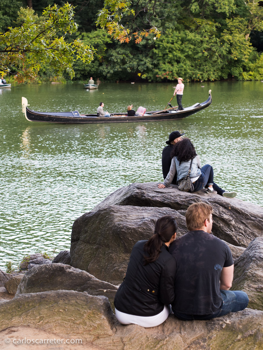 Pero "Mozart in the Jungle" es una de esas series en las que las calles, los parques y el ambiente social y cultural de la Gran Manzana son unos personajes más de la serie.