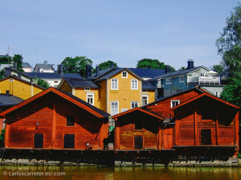 Casitas de madera en Porvoo, Finlandia, otro país con alta movilidad social. En el encabezado, Washington Square en Estados Unidos, donde si has nacido pobre lo tienes bastante más chungo.