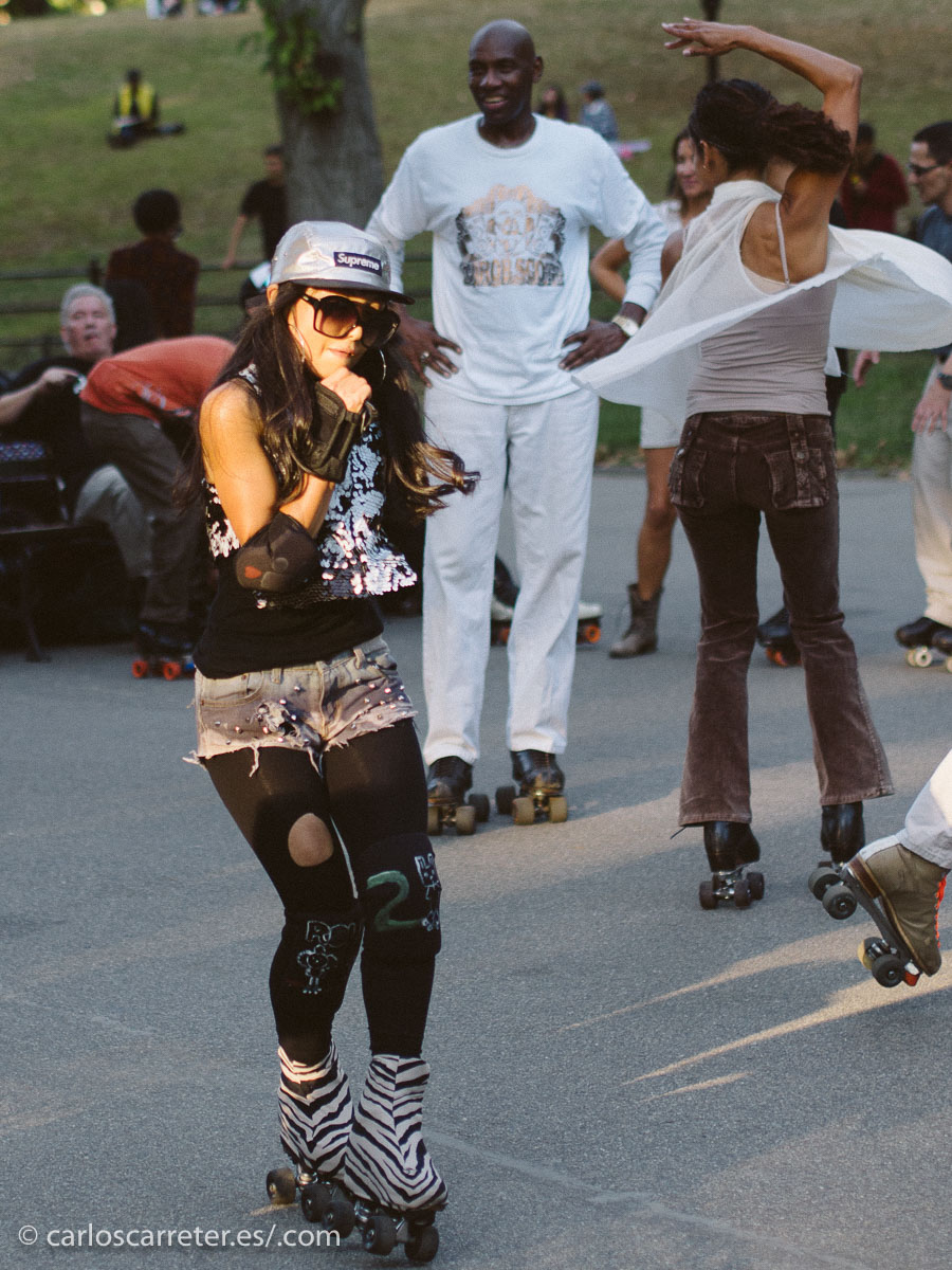 Y para demostrarlo, final de temporada en Washington Square, antes de escena de cierre en la noche neoyorquina... incidiendo en esa tensión sexual no resuelta cada vez más aguda entre los dos protagonistas.