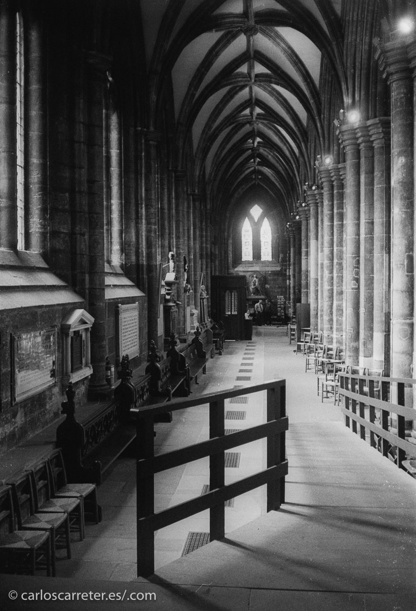 O paseomos en silencio por las góticas naves de la catedral de Glasgow, Escocia.