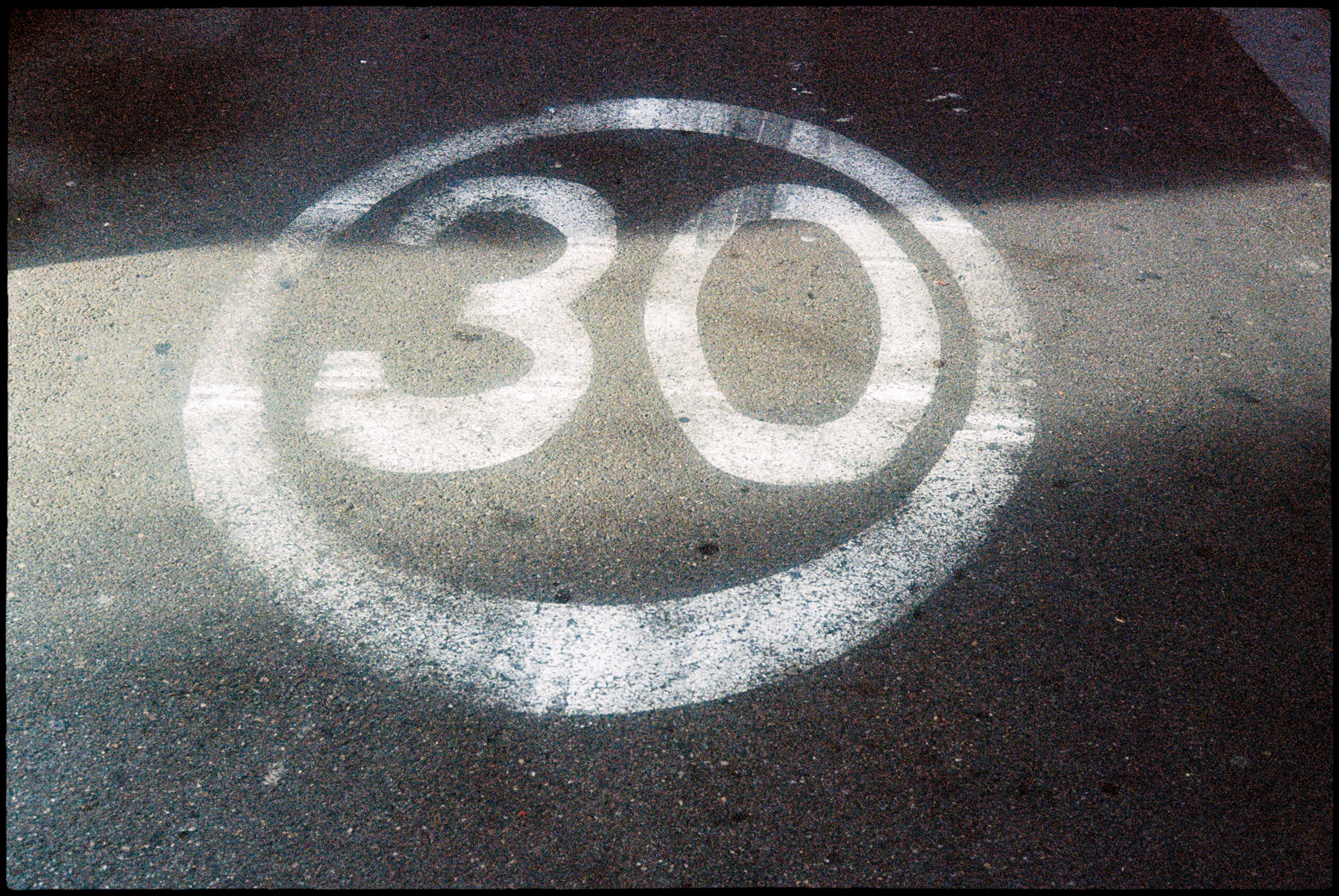 Como no tengo fotografías apropiadas para ilustrar esta novela, me limitaré a mostrar algunas fotos realizadas con el Summicron 50 mm de Leica, que en principio no adquirí por sufrir de una pérdida de nitidez por depósito de vapores sobre sus lentes.