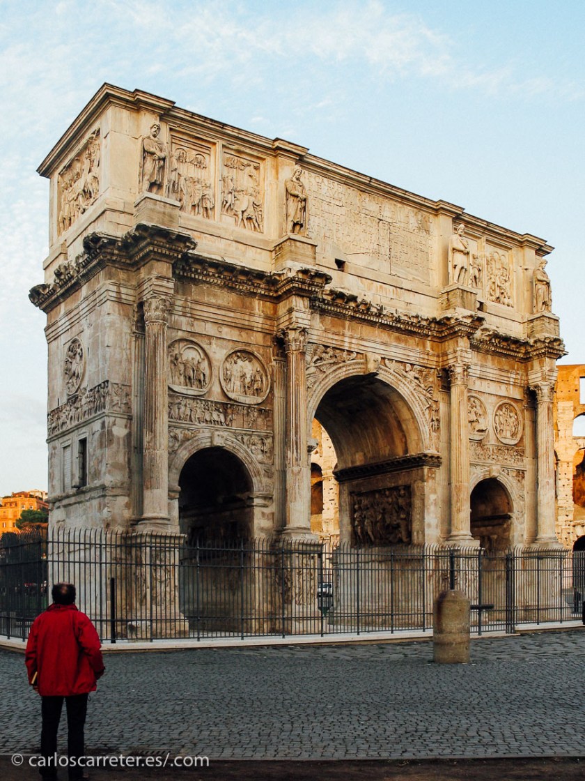 Y por supuesto, la "macartyana" idea de que todos los guionistas eran "rojos"... En algún momento a los Coen les pasó algún tipo de idea para criticar ridiculizando esa persecución... pero se les va de las manos, sin gracia alguna.