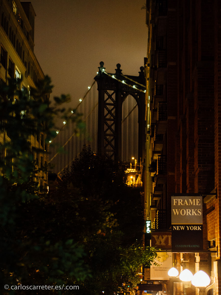 En cualquier caso,... son muchos los puentes destruidos y necesitados de reconstruir los que necesita el protagonista de la historia... puentes humanos, claro.