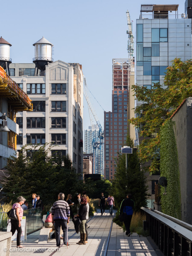 En la fotografía de cabecera vemos que las chicas en el metro de Nueva York ya no son tan modositas... por otra parte, algunos de los tramos de ferrocarril elevado de la ciudad están reconvertidos en paseos, como es el caso de la High Lane.