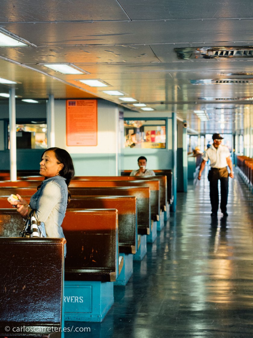 La película transcurre en invierno, ideal para replicar el ambiente del Nueva York de Saul Leiter; pero yo prefiero el principio del otoño con la suave luz del atardecer que se cuela por las ventanillas de los ferrys.