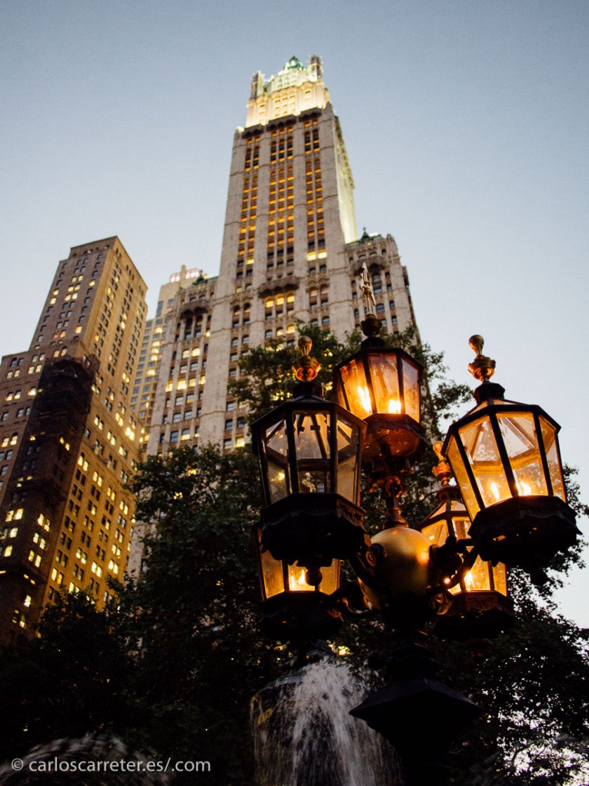 O paseando en el crepúsculo por el "downtown", el bajo Manhattan.