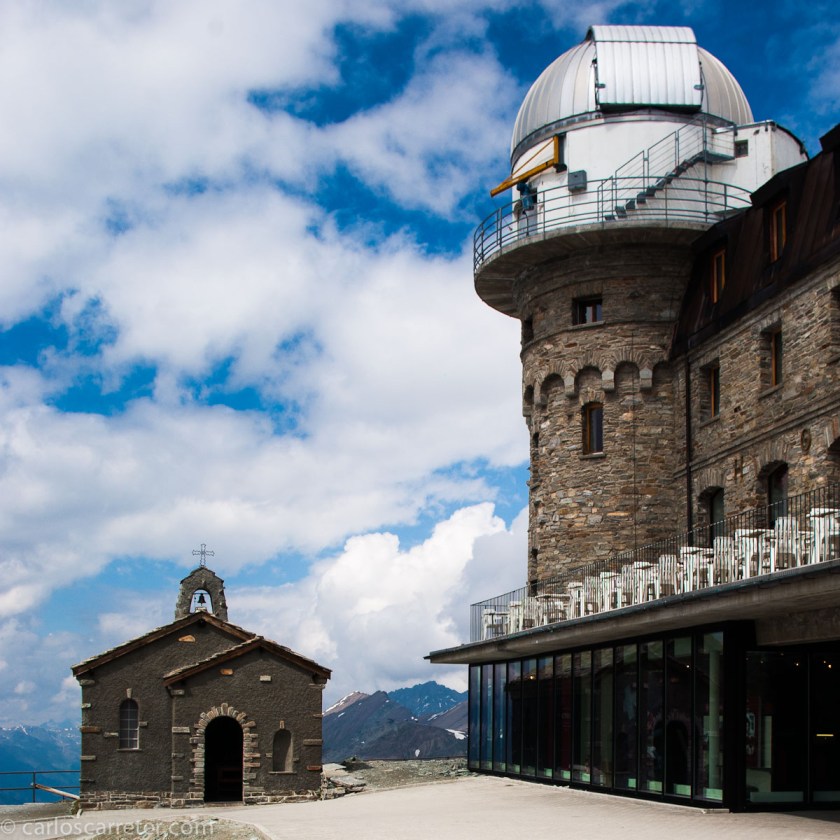 Todavía no me ha quedado claro si es que trabaja en un hotel en lo alto del Gornergratt o si vive allí, este encargado de noche, que en los doblajes parece que traducen como "director" de noche.