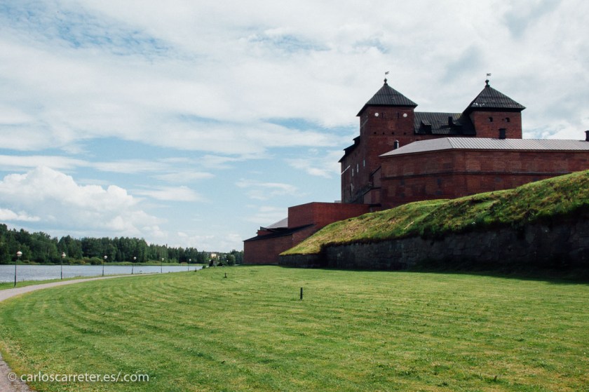 En cualquier caso, no olvidemos que aunque el pueblo soviético sufrió mucho con la guerra, Stalin empezó en la misma como agresor al invadir Finlandia en la Guerra de Invierno, tras el reparto que hizo con Hitler del este de Europa en el Pacto Ribbentrop-Mólotov... no era un angelito precisamente el tío José... ni amaba especialmente a las mujeres de su país.
