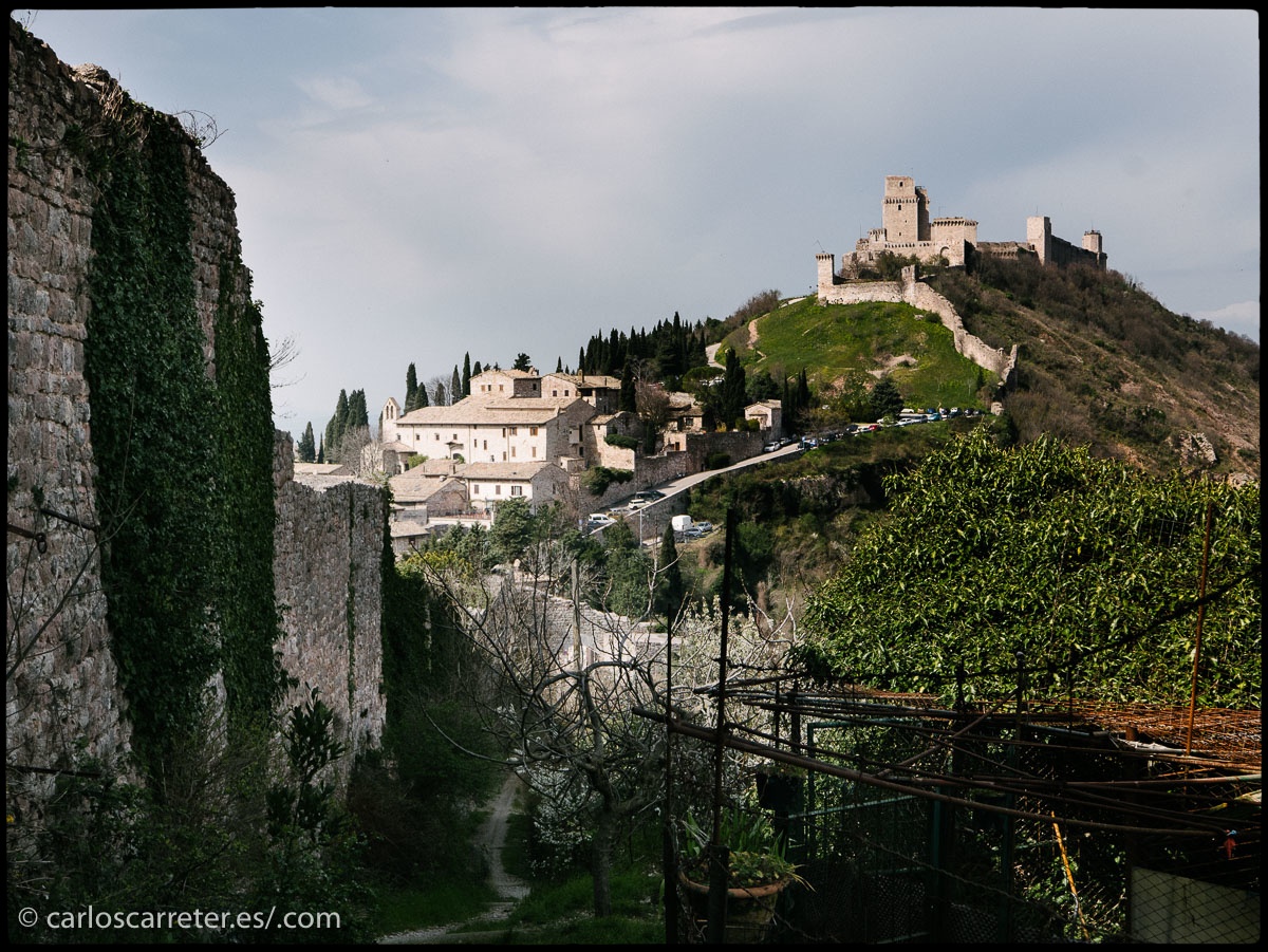 Murallas y castillo en Assisi, Umbria, o Asís, en castellano.