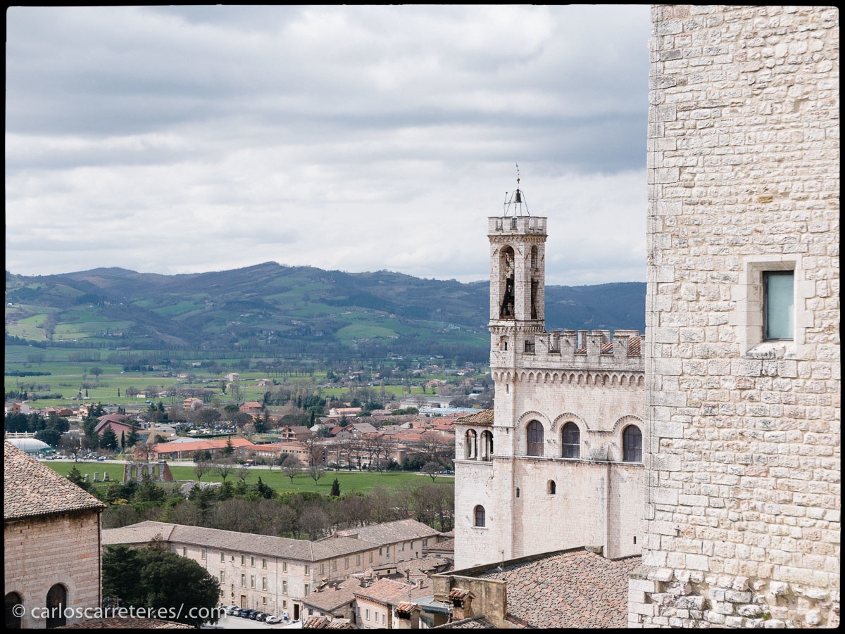 El casco histórico de Gubbio, Umbria, domina la llanura próxima.