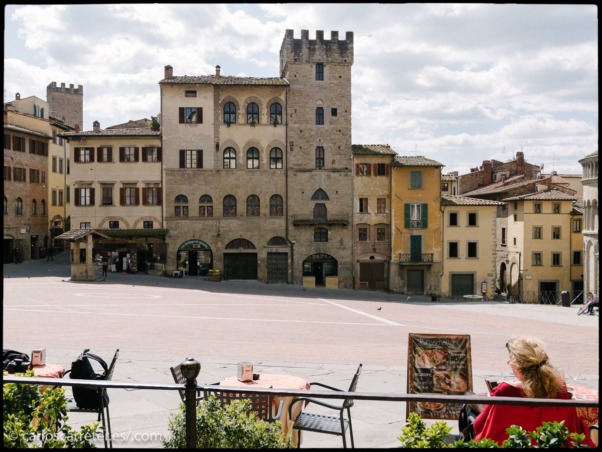 Una soleada y agradable mañana en Arezzo, Toscana.