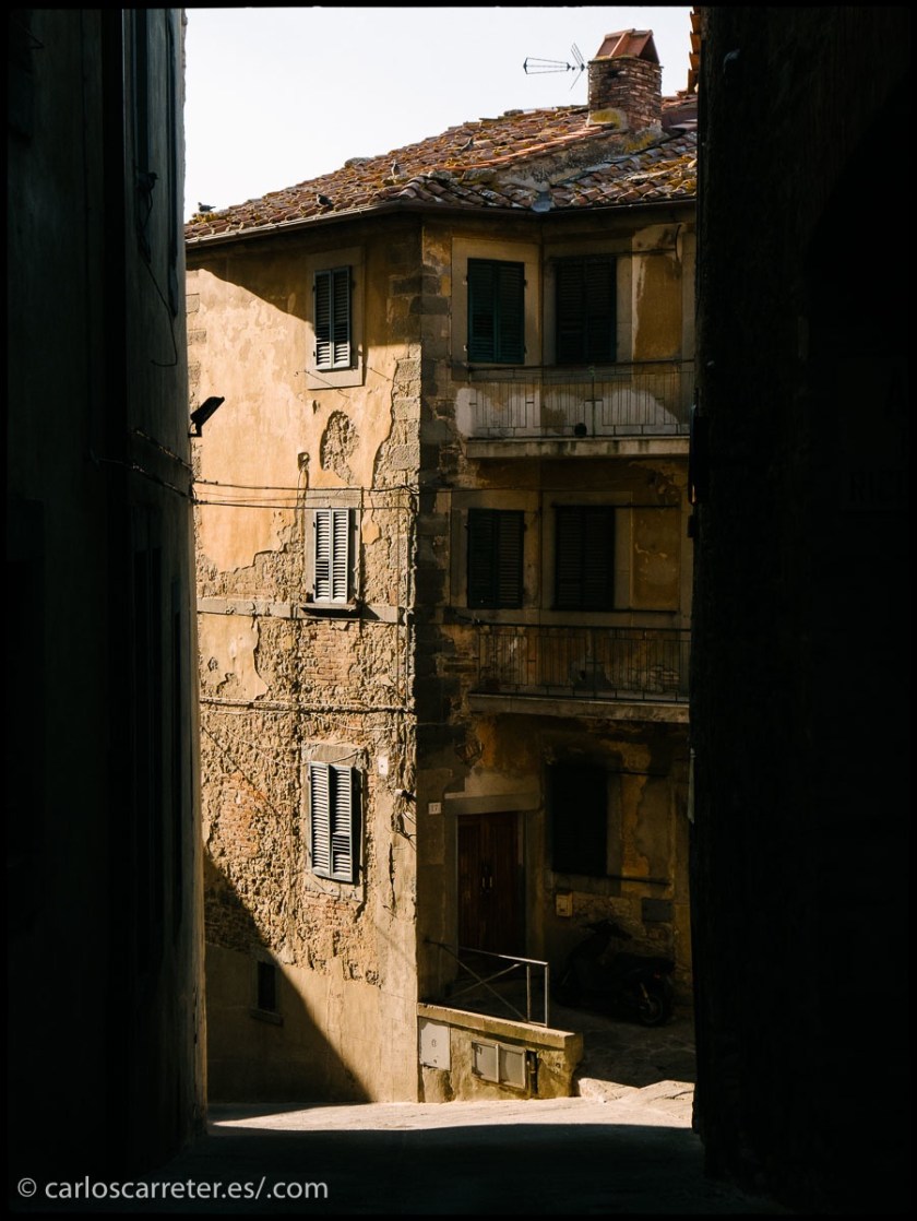 Laberíntica y escarpada Crotona, Toscana.