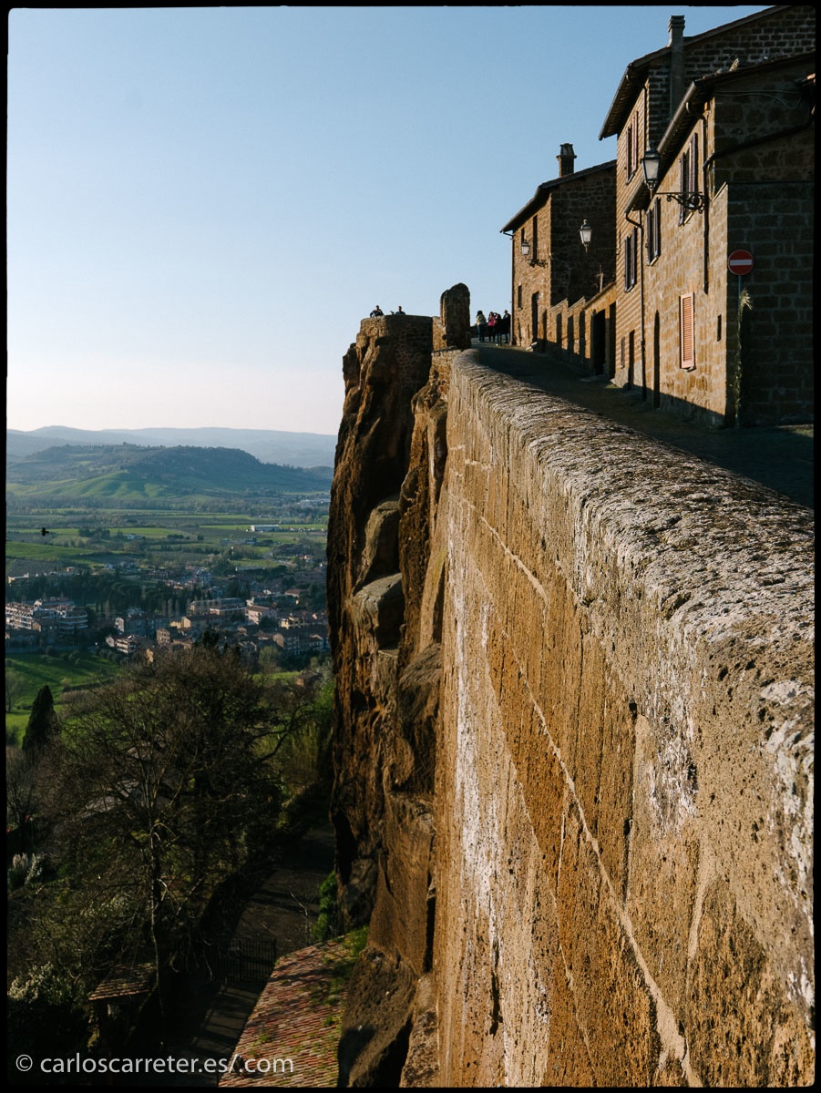 Orvieto se encuentra sobre una meseta elevada sobre su entorno.