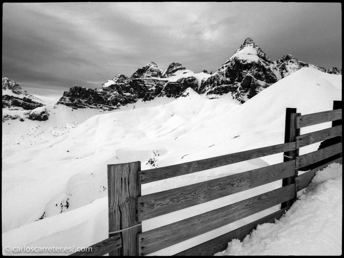 En mi tumblelog viajero están apareciendo está semana fotografías en blanco y negro (enlaces al final). Como la catedral de Lérida en el encabezado o una vista de Formigal en esta fotografía de aquí.