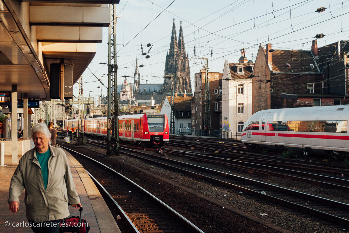 Repaso a lo que va saliendo en estos días en mi tumblelog (enlaces al final). En el encabezado, Montjuic en Barcelona, y aquí encoma, cruce de trenes en Colonia.
