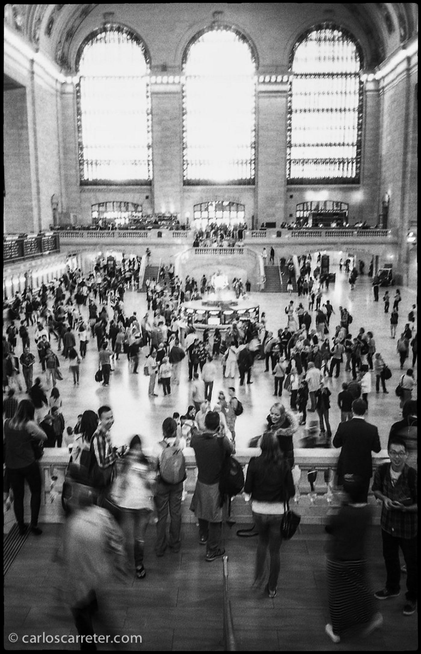 Como hice cuando comenté la película "Carol", me voy fotográficamente a Nueva York... que aparece bastante menos en el libro, por el mayor espacio dedicado al viaje por los Estados Unidos. Gran Central Terminal.