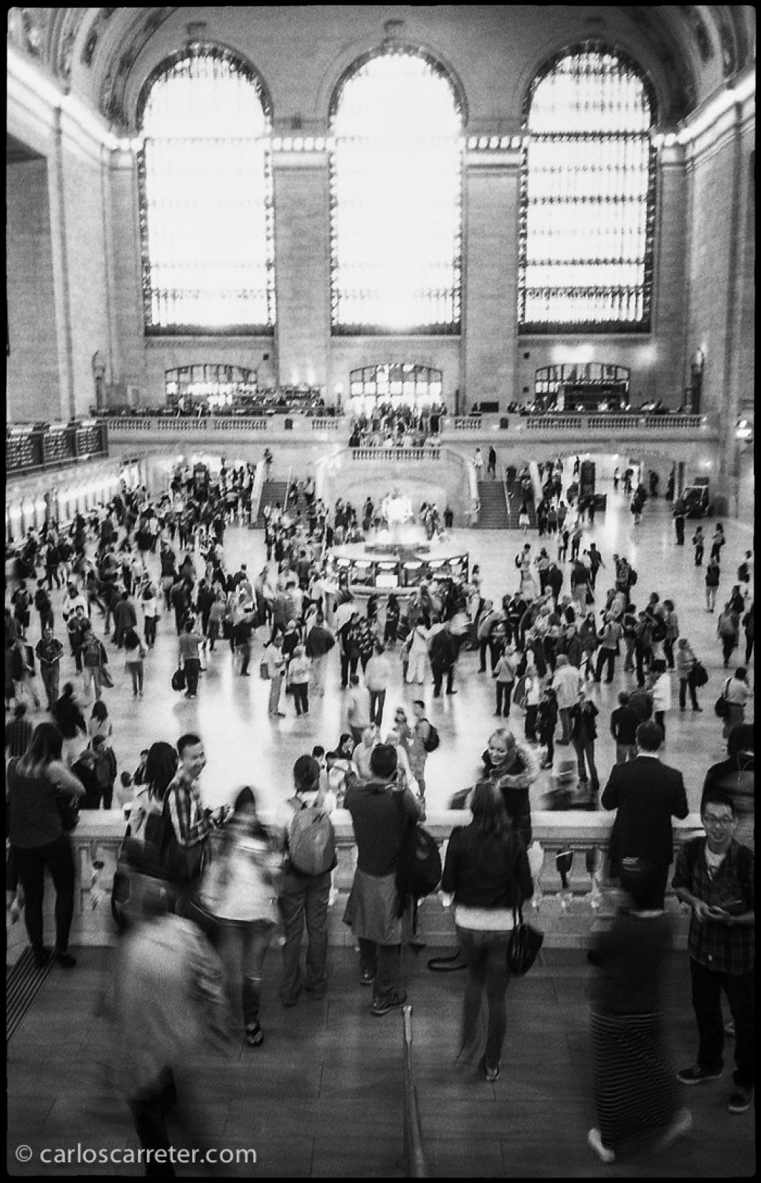 Como hice cuando comenté la película "Carol", me voy fotográficamente a Nueva York... que aparece bastante menos en el libro, por el mayor espacio dedicado al viaje por los Estados Unidos. Gran Central Terminal.