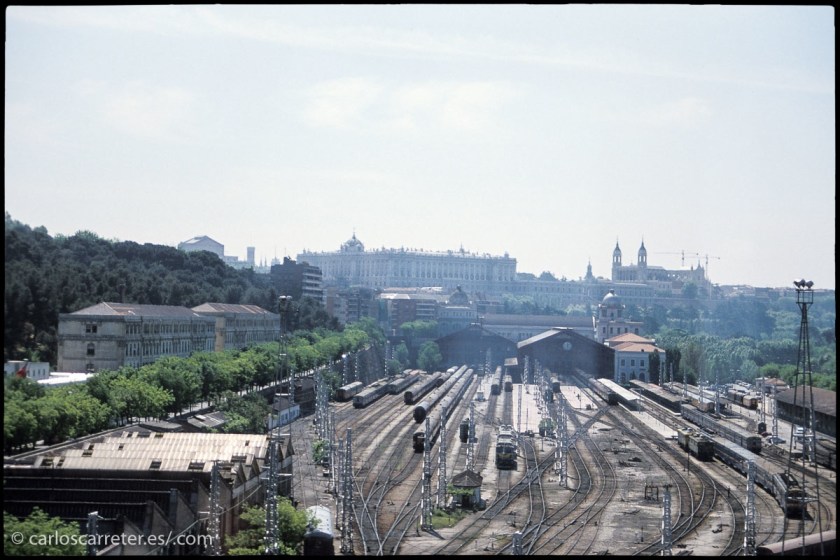 Un Madrid en el que todavía estaba en activo la estación de Príncipe Pío, desde donde en tiempo salían los trenes con destino a Galicia... como el de la película.