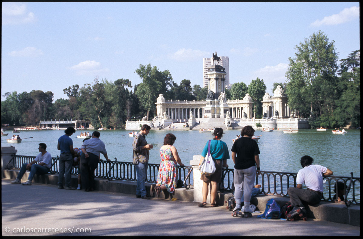 Porque más allá de los cambios físicos en los personajes tan apenas se aprecian cambios reales en el entorno, resultando un escenario atemporal.