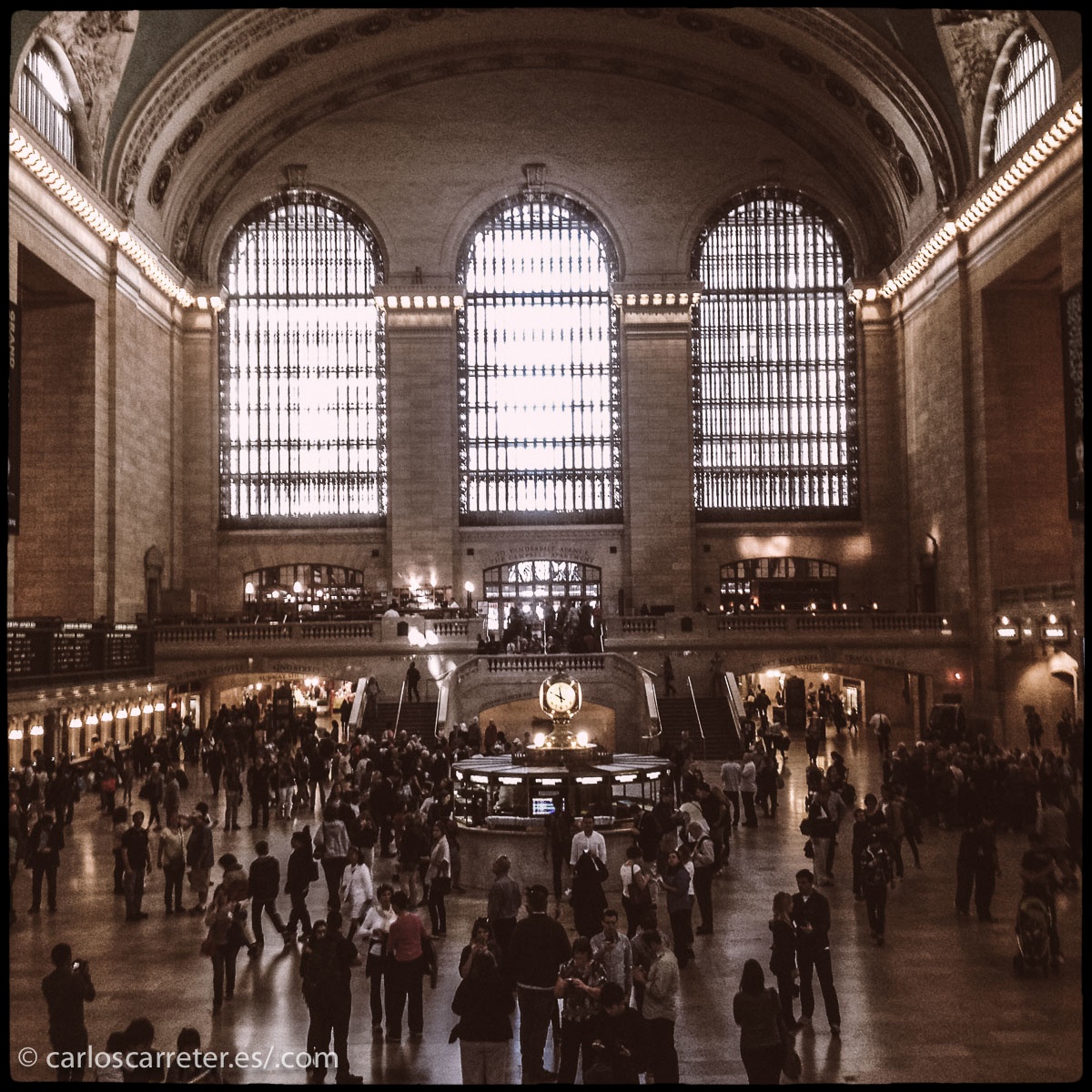 ¿Podemos considerar a Esther Greenwood/Sylvia Plath una precursora del feminismo y de la liberación de la mujer? Algunos lo consideran así... a mí no me queda claro... pero sí alguien con gran capacidad de introspección. Una artista.